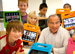 Normal_maurice_de_hond_tussen_leerlingen_van_de_ipad-school